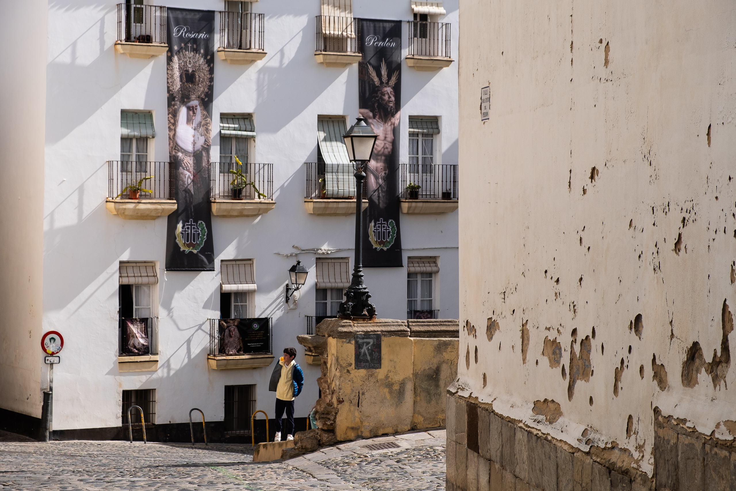 Semana-Santa-Banner an einer Hausfassade